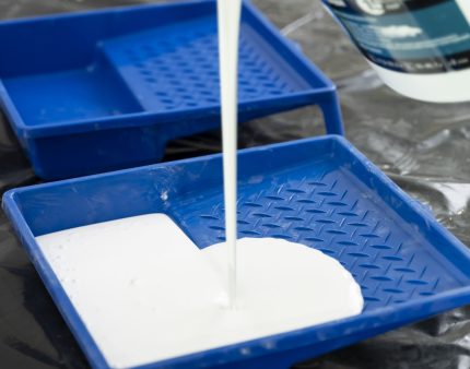 Cellpoly laboratuvarında endüstriyel yapıştırıcılar için uygulanan ileri seviye mukavemet ve kalite testi.